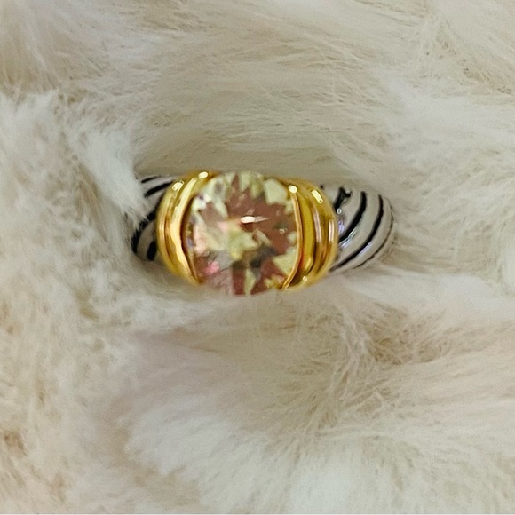 Lady’s ring w/yellow gemstone - Picture 2 of 5